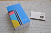 Nexus5本体が梱包された箱とイーモバイルのSIM